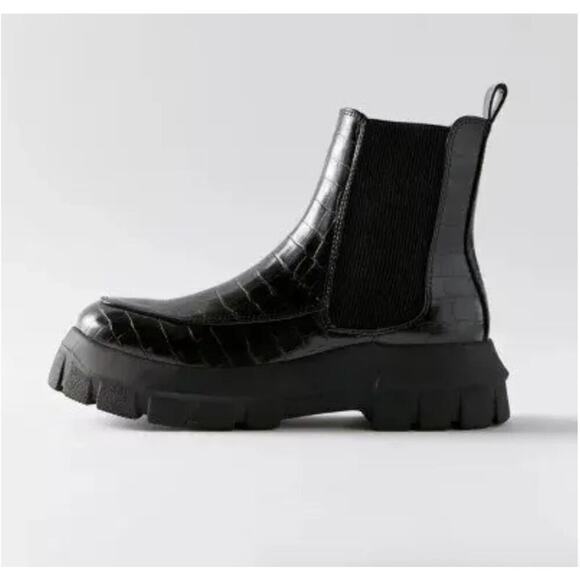 Urban Outfitters Shoes - URBAN OUTFITTERS the Eden Chelsea Platform Boot Faux Leather in Black Wmn Sz. 10